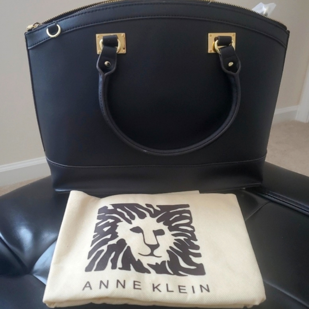 Beautiful black zippered Anne Klein handbag. (NWT)